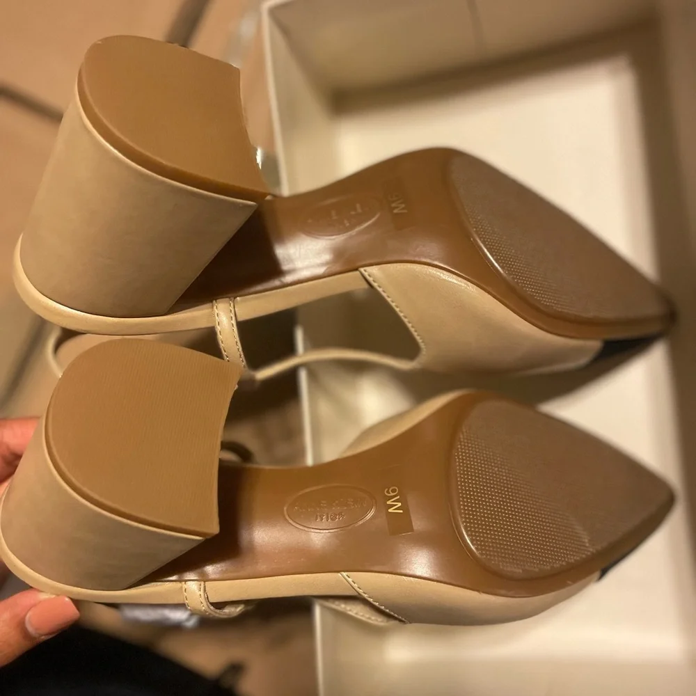 Elegant Tan and Black Slingback Heels - Picture 4 of 4